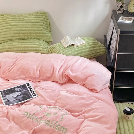 91家纺网 家纺一手货源 找家纺  2023新款兔毛绒双拼绣花四件套补拍 樱花粉