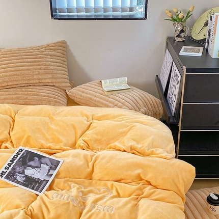 91家纺网 家纺一手货源 找家纺  2023新款兔毛绒双拼绣花四件套补拍 雏菊黄