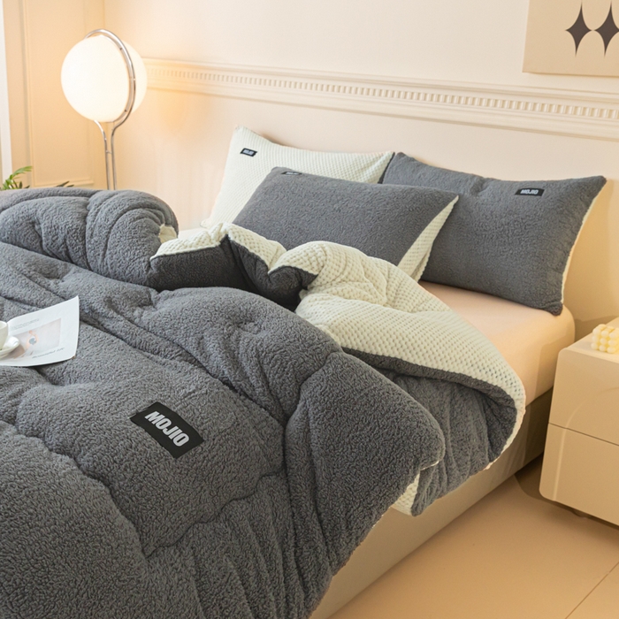 91家纺网 家纺一手货源 找家纺 荔禾家居 2023新款羊羔绒贝贝绒贴标保暖冬被被子被芯 深灰