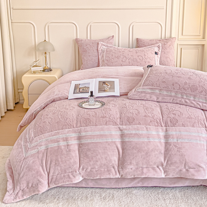 91家纺网 家纺一手货源 找家纺 （总）品家居 2025新款5D雕花牛奶绒绣花大拼角四件套-岁月静好