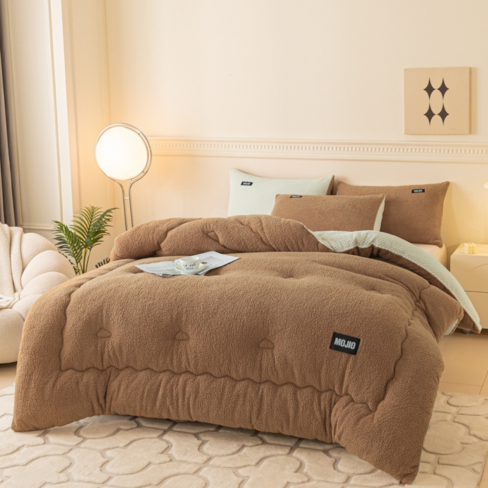 91家纺网 家纺一手货源 找家纺 荔禾家居 2023新款羊羔绒贝贝绒贴标保暖冬被被子被芯 卡其