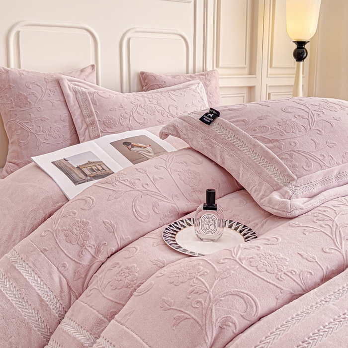 91家纺网 家纺一手货源 找家纺 品家居 2025新款5D雕花牛奶绒绣花大拼角四件套-岁月静好 粉色