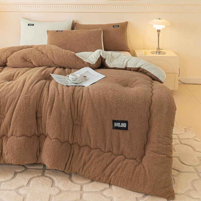 91家纺网 家纺一手货源 找家纺 荔禾家居 2023新款羊羔绒贝贝绒贴标保暖冬被被子被芯 卡其