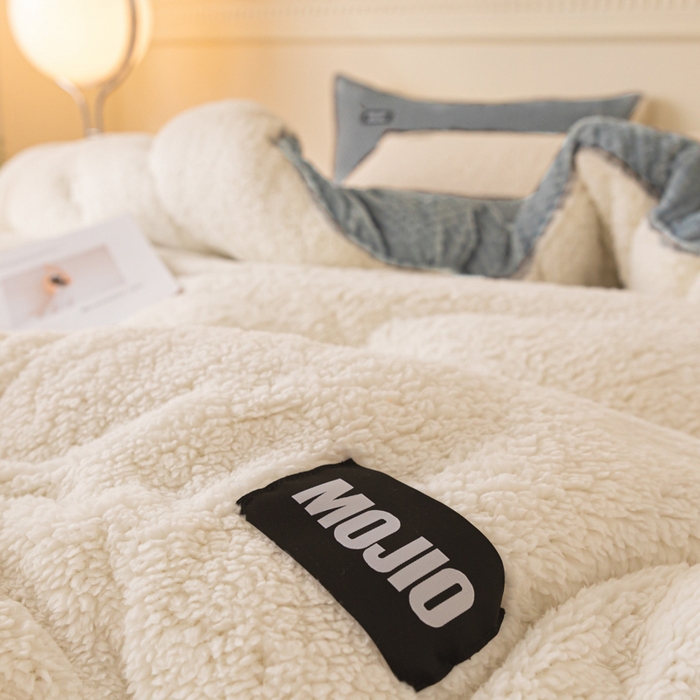 91家纺网 家纺一手货源 找家纺 荔禾家居 2023新款羊羔绒贝贝绒贴标保暖冬被被子被芯 奶白