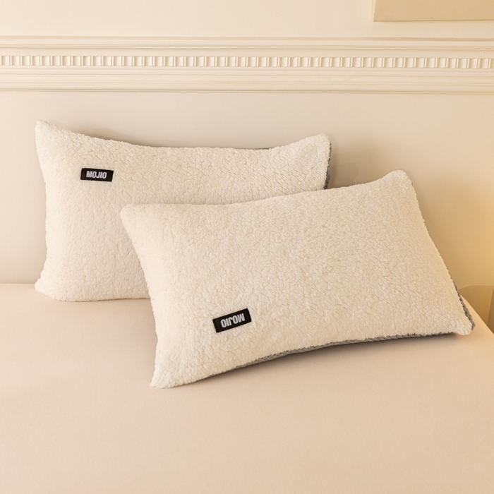 91家纺网 家纺一手货源 找家纺 荔禾家居 2023新款羊羔绒贝贝绒贴标保暖冬被被子被芯 奶白