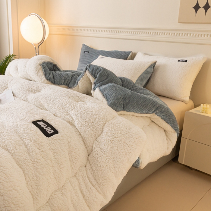 91家纺网 家纺一手货源 找家纺 （总）荔禾家居 2023新款羊羔绒贝贝绒贴标保暖冬被被子被芯