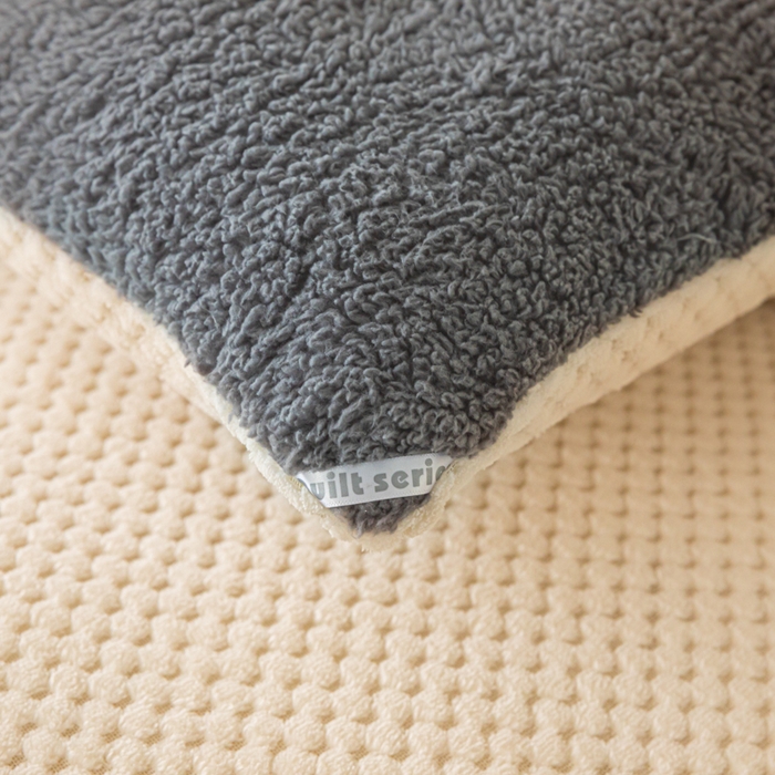 91家纺网 家纺一手货源 找家纺 荔禾家居 2023新款羊羔绒贝贝绒贴标保暖冬被被子被芯 深灰