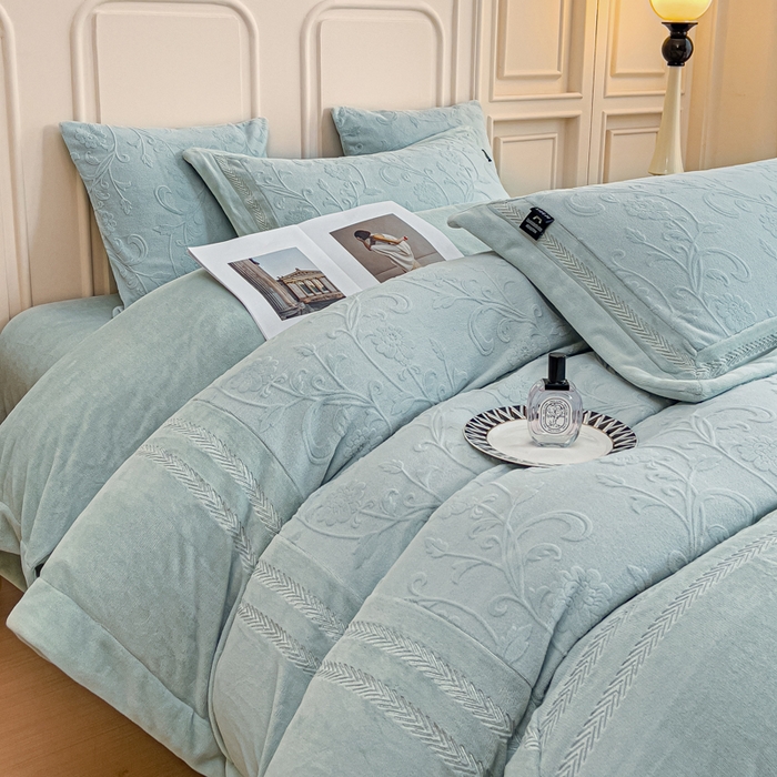 91家纺网 家纺一手货源 找家纺 品家居 2025新款5D雕花牛奶绒绣花大拼角四件套-岁月静好 蓝色