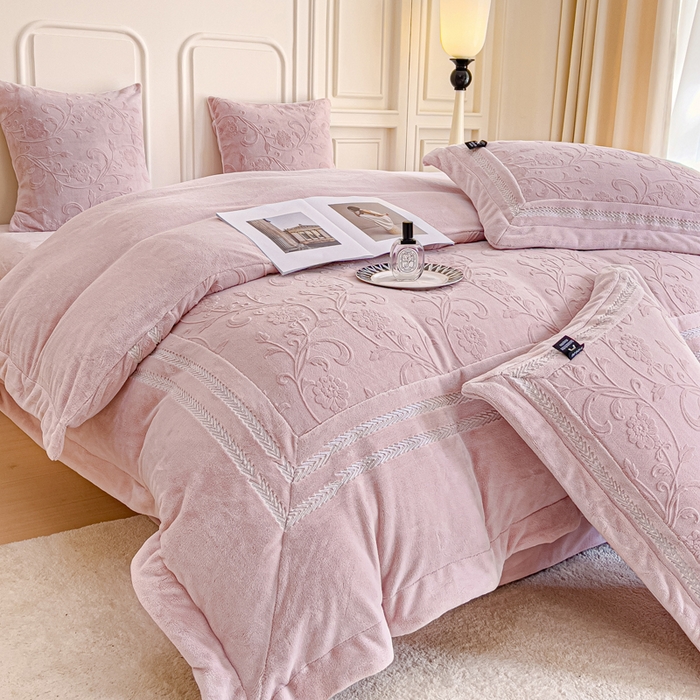91家纺网 家纺一手货源 找家纺 品家居 2025新款5D雕花牛奶绒绣花大拼角四件套-岁月静好 粉色