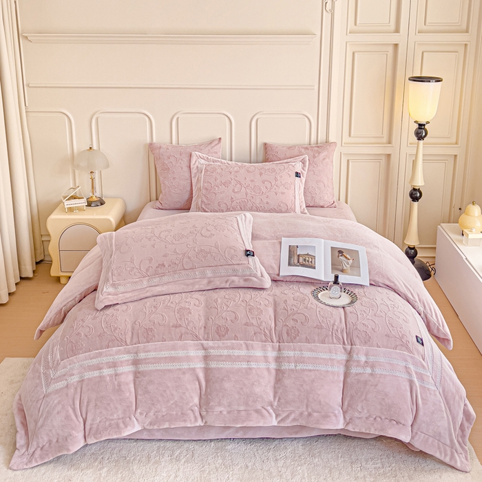 91家纺网 家纺一手货源 找家纺 （总）品家居 2025新款5D雕花牛奶绒绣花大拼角四件套-岁月静好