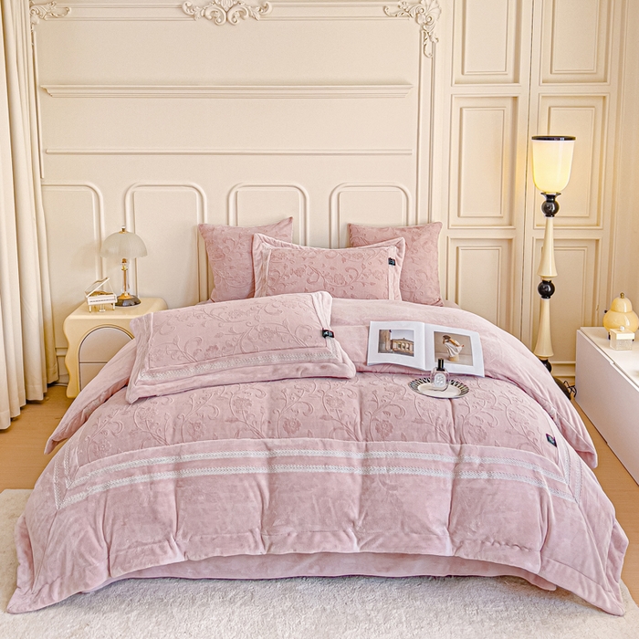 91家纺网 家纺一手货源 找家纺 （总）品家居 2025新款5D雕花牛奶绒绣花大拼角四件套-岁月静好