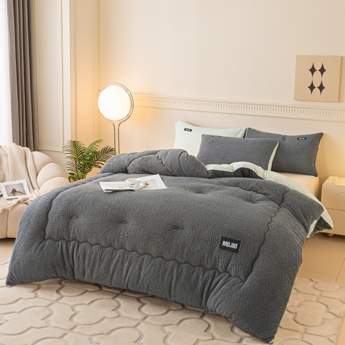 91家纺网 家纺一手货源 找家纺 荔禾家居 2023新款羊羔绒贝贝绒贴标保暖冬被被子被芯 深灰