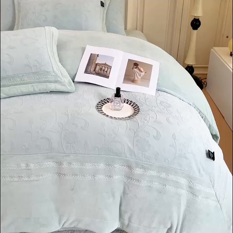 91家纺网 家纺一手货源 找家纺 品家居 2025新款5D雕花牛奶绒绣花大拼角四件套-岁月静好 蓝色