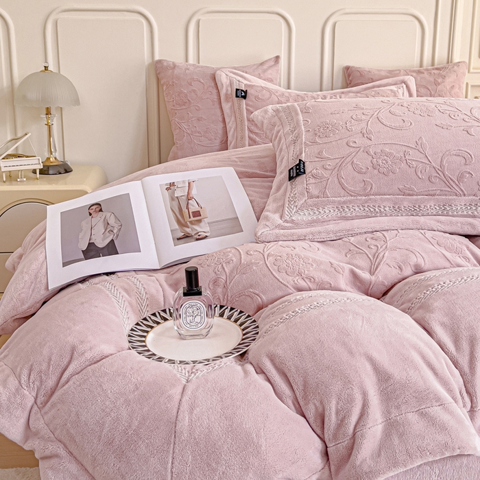 91家纺网 家纺一手货源 找家纺 品家居 2025新款5D雕花牛奶绒绣花大拼角四件套-岁月静好 粉色