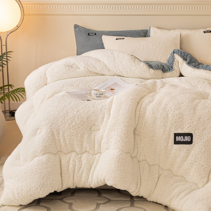 91家纺网 家纺一手货源 找家纺 荔禾家居 2023新款羊羔绒贝贝绒贴标保暖冬被被子被芯 奶白