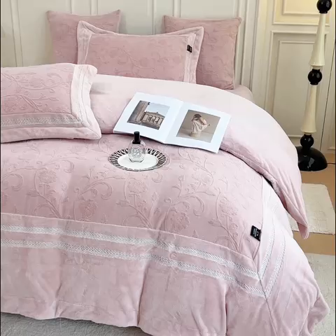 91家纺网 家纺一手货源 找家纺 （总）品家居 2025新款5D雕花牛奶绒绣花大拼角四件套-岁月静好