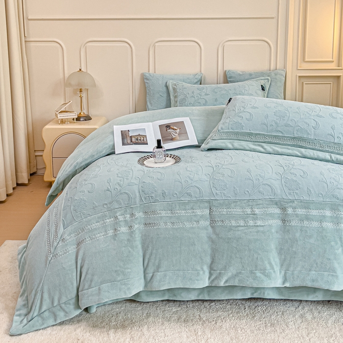 91家纺网 家纺一手货源 找家纺 品家居 2025新款5D雕花牛奶绒绣花大拼角四件套-岁月静好 蓝色