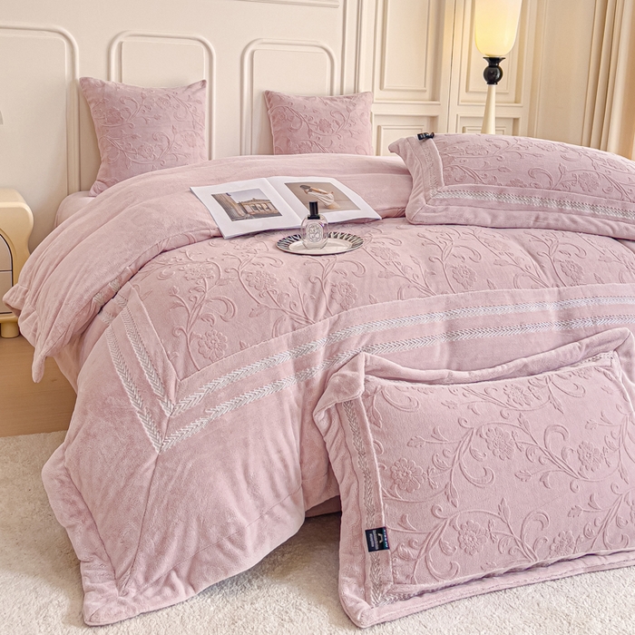 91家纺网 家纺一手货源 找家纺 （总）品家居 2025新款5D雕花牛奶绒绣花大拼角四件套-岁月静好