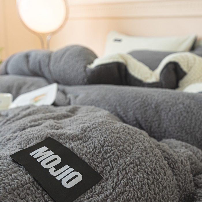 91家纺网 家纺一手货源 找家纺 荔禾家居 2023新款羊羔绒贝贝绒贴标保暖冬被被子被芯 深灰