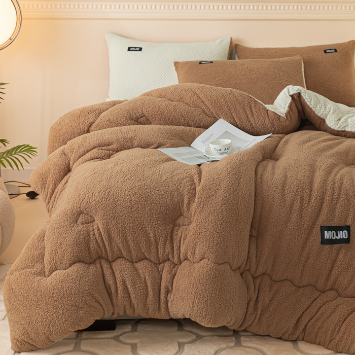 91家纺网 家纺一手货源 找家纺 荔禾家居 2023新款羊羔绒贝贝绒贴标保暖冬被被子被芯 卡其