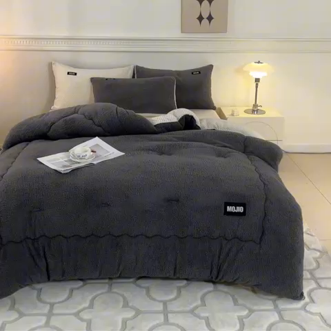 91家纺网 家纺一手货源 找家纺 荔禾家居 2023新款羊羔绒贝贝绒贴标保暖冬被被子被芯 深灰