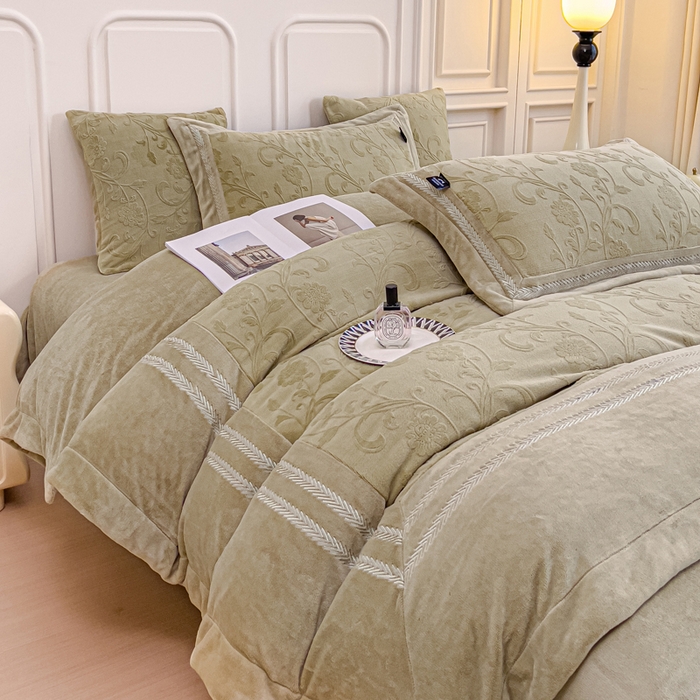 91家纺网 家纺一手货源 找家纺 品家居 2025新款5D雕花牛奶绒绣花大拼角四件套-岁月静好 秋黄