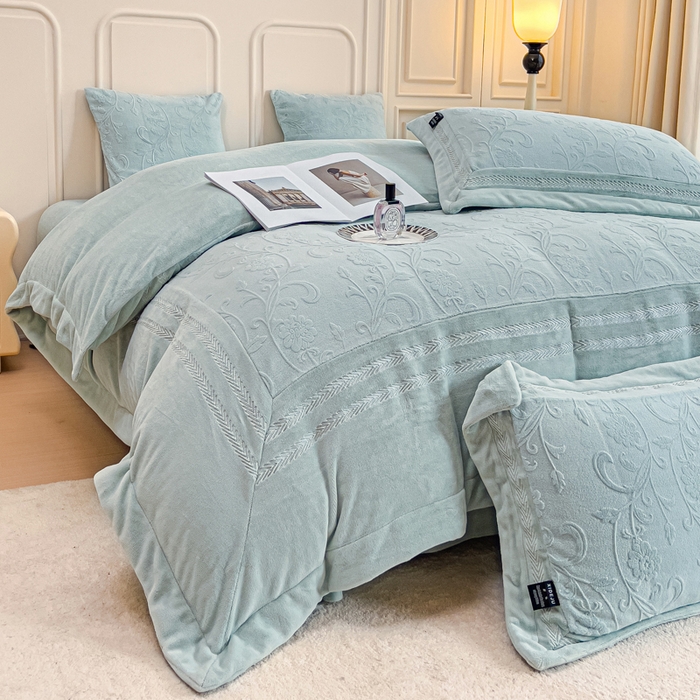 91家纺网 家纺一手货源 找家纺 品家居 2025新款5D雕花牛奶绒绣花大拼角四件套-岁月静好 蓝色