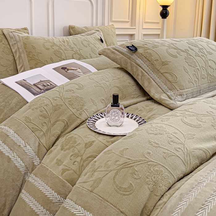 91家纺网 家纺一手货源 找家纺 品家居 2025新款5D雕花牛奶绒绣花大拼角四件套-岁月静好 秋黄