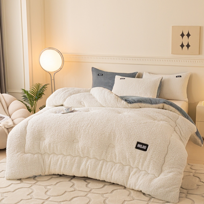 91家纺网 家纺一手货源 找家纺 （总）荔禾家居 2023新款羊羔绒贝贝绒贴标保暖冬被被子被芯