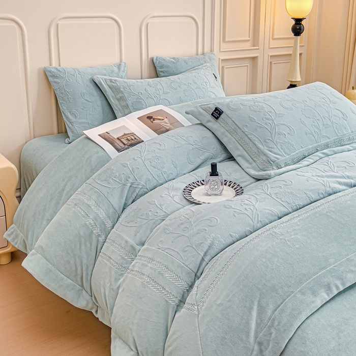 91家纺网 家纺一手货源 找家纺 品家居 2025新款5D雕花牛奶绒绣花大拼角四件套-岁月静好 蓝色