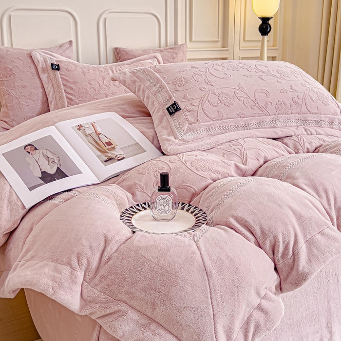 91家纺网 家纺一手货源 找家纺 品家居 2025新款5D雕花牛奶绒绣花大拼角四件套-岁月静好 粉色