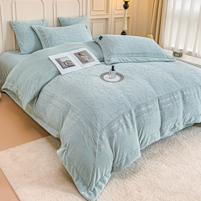 91家纺网 家纺一手货源 找家纺 品家居 2025新款5D雕花牛奶绒绣花大拼角四件套-岁月静好 蓝色