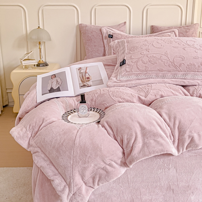 91家纺网 家纺一手货源 找家纺 （总）品家居 2025新款5D雕花牛奶绒绣花大拼角四件套-岁月静好