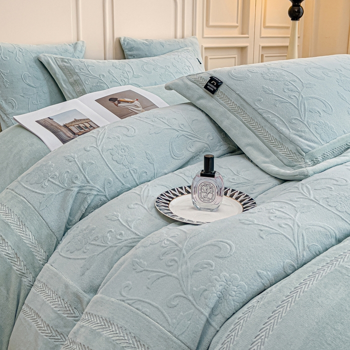 91家纺网 家纺一手货源 找家纺 品家居 2025新款5D雕花牛奶绒绣花大拼角四件套-岁月静好 蓝色