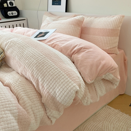 91家纺网 家纺一手货源 找家纺 （总）三朵家纺 2023新款加厚保暖雕花兔毛绒四件套