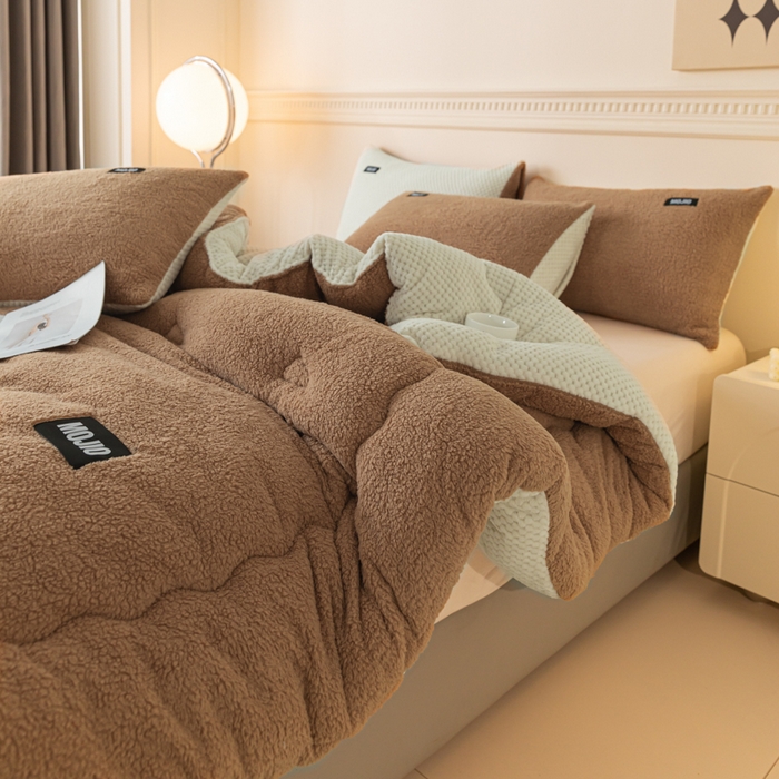 91家纺网 家纺一手货源 找家纺 荔禾家居 2023新款羊羔绒贝贝绒贴标保暖冬被被子被芯 卡其