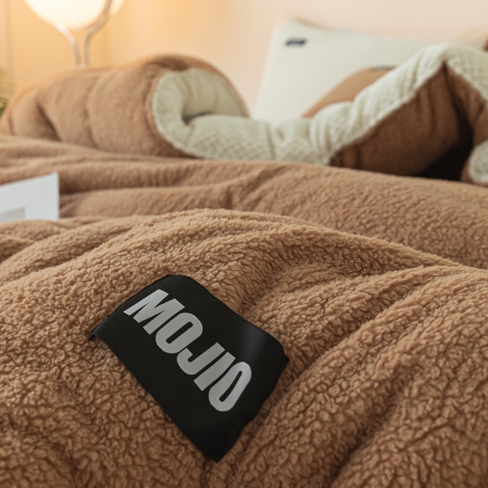 91家纺网 家纺一手货源 找家纺 荔禾家居 2023新款羊羔绒贝贝绒贴标保暖冬被被子被芯 卡其