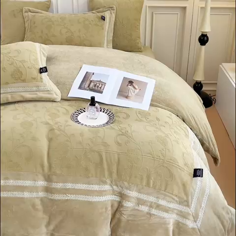 91家纺网 家纺一手货源 找家纺 品家居 2025新款5D雕花牛奶绒绣花大拼角四件套-岁月静好 秋黄