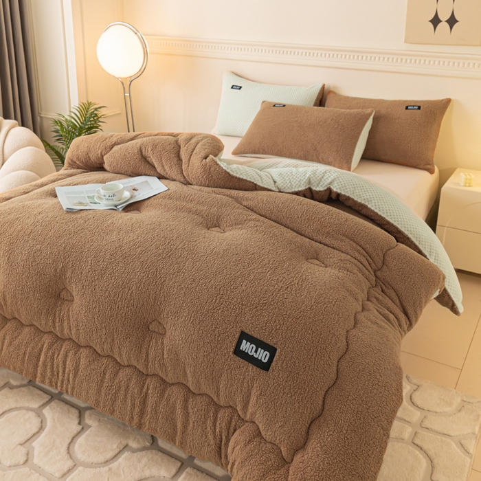 91家纺网 家纺一手货源 找家纺 荔禾家居 2023新款羊羔绒贝贝绒贴标保暖冬被被子被芯 卡其