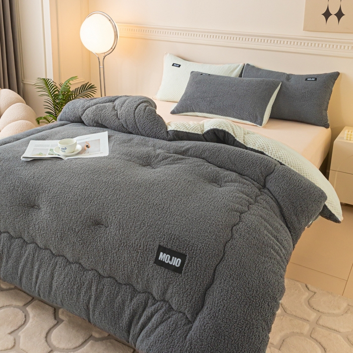 91家纺网 家纺一手货源 找家纺 荔禾家居 2023新款羊羔绒贝贝绒贴标保暖冬被被子被芯 深灰