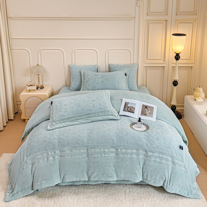 91家纺网 家纺一手货源 找家纺 品家居 2025新款5D雕花牛奶绒绣花大拼角四件套-岁月静好 蓝色