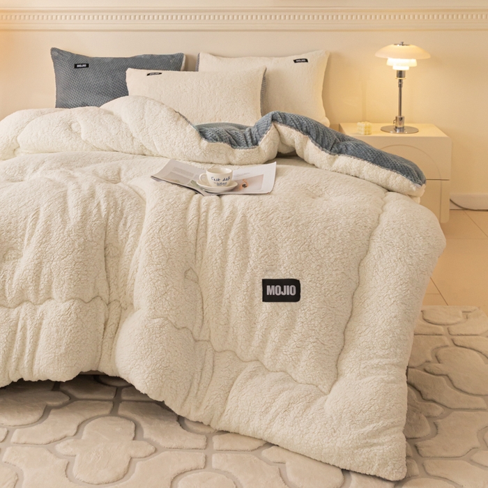 91家纺网 家纺一手货源 找家纺 荔禾家居 2023新款羊羔绒贝贝绒贴标保暖冬被被子被芯 奶白