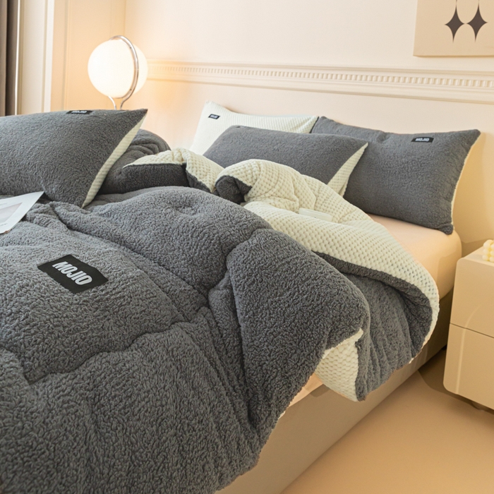 91家纺网 家纺一手货源 找家纺 荔禾家居 2023新款羊羔绒贝贝绒贴标保暖冬被被子被芯 深灰