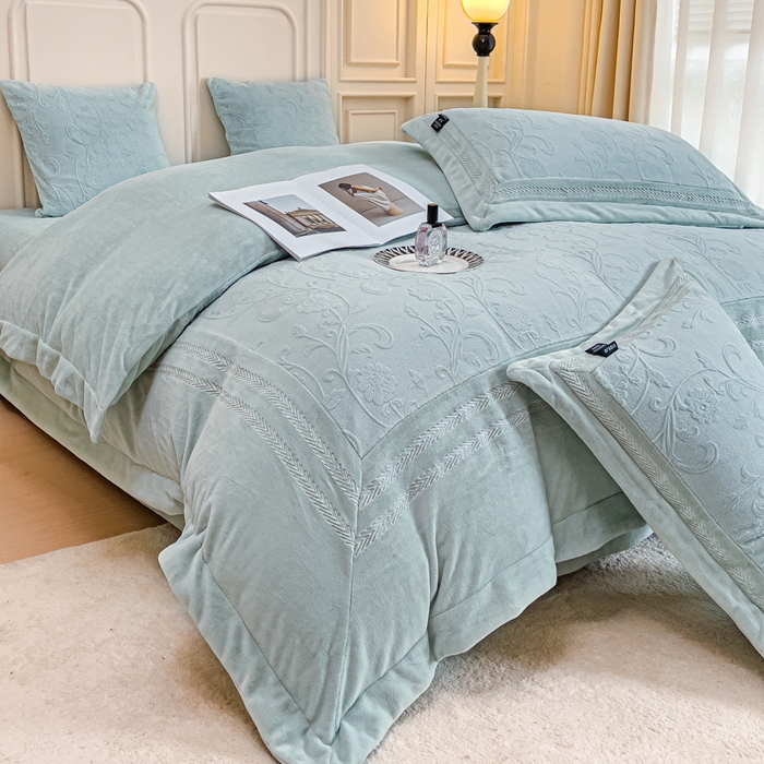 91家纺网 家纺一手货源 找家纺 品家居 2025新款5D雕花牛奶绒绣花大拼角四件套-岁月静好 蓝色