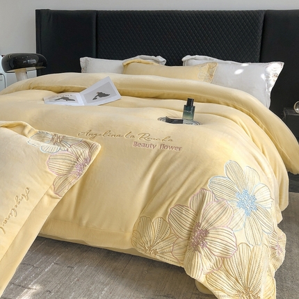 91家纺网 家纺一手货源 找家纺 （总）星蕴家纺 2023新款220克全消光牛奶绒刺绣宽边四件套-绮丽