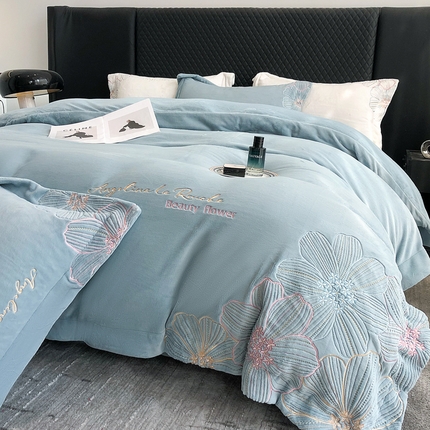 91家纺网 家纺一手货源 找家纺 （总）星蕴家纺 2023新款220克全消光牛奶绒刺绣宽边四件套-绮丽