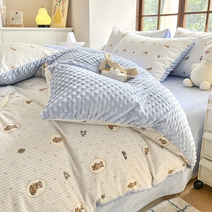 91家纺网 家纺一手货源 找家纺 麦伦家居 2023秋冬新品多功能床品全棉+豆豆绒四件套卡通小清新系列 木马小熊蓝