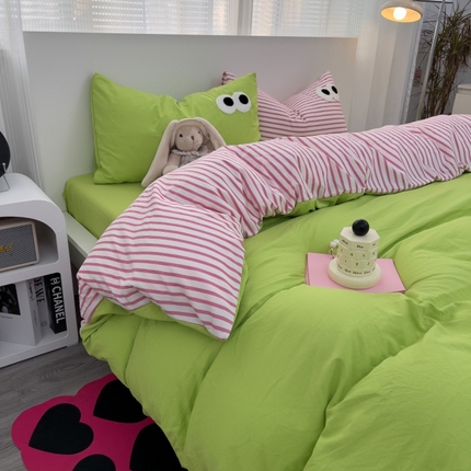 91家纺网 家纺一手货源 找家纺 奈颜 2023新款爆款水洗棉多巴胺混搭大眼毛巾绣四件套--条纹大眼（手机实拍图） 深绿+条纹玫红