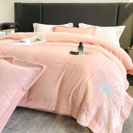 91家纺网 家纺一手货源 找家纺 （总）星蕴家纺 2023新款220克全消光牛奶绒刺绣宽边四件套-绮丽