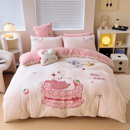 91家纺网 家纺一手货源 找家纺 鱼宝 2023新款牛奶绒卡通绣花三件套四件套 蛋糕兔米白